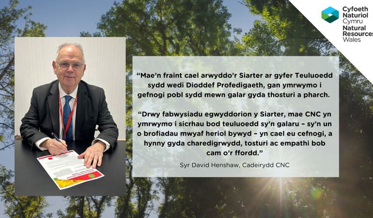 Syr David Henshaw yn arwyddo siarter